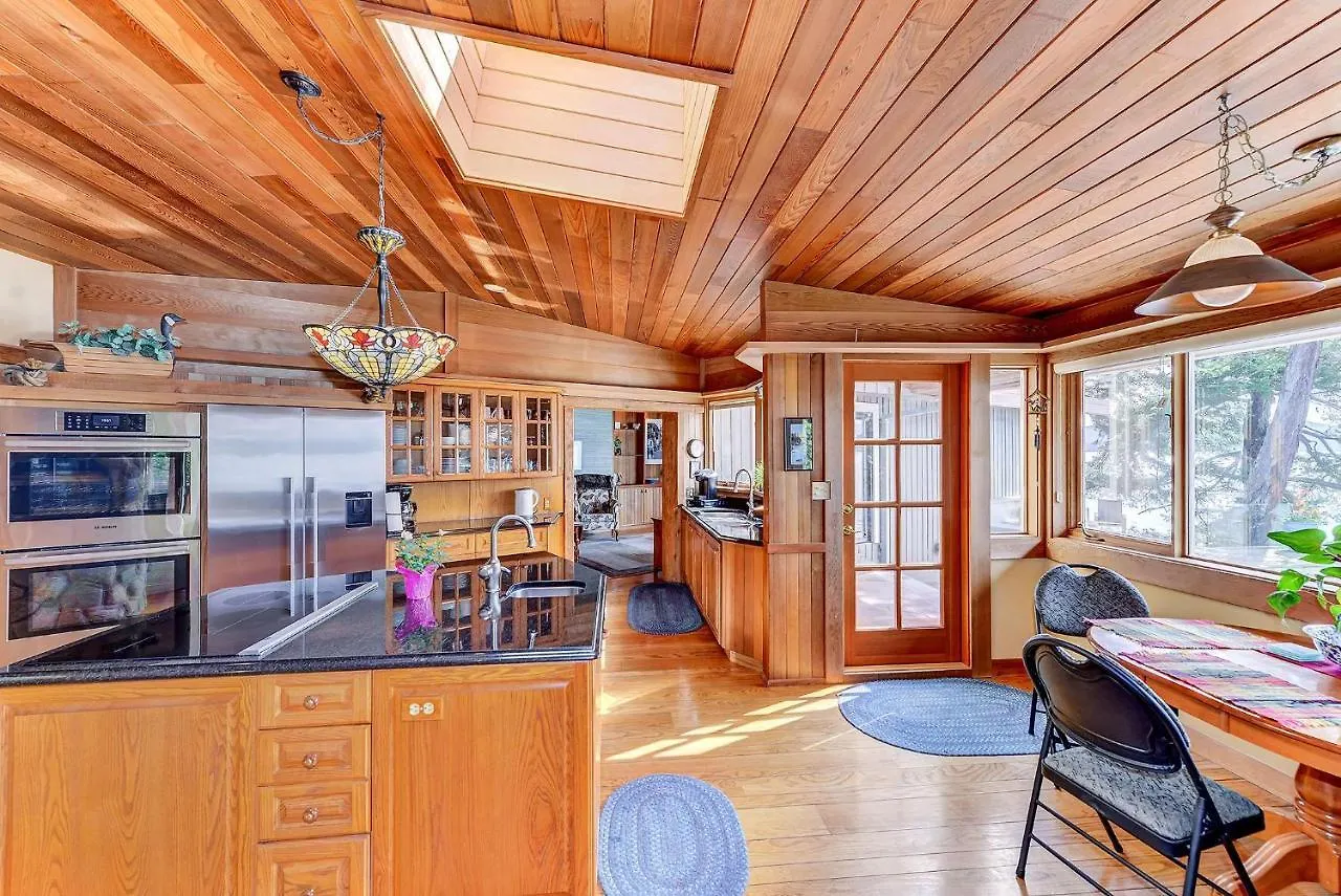 Oceanside Lodge Saanich Inlet North Saanich 0*,  Canada